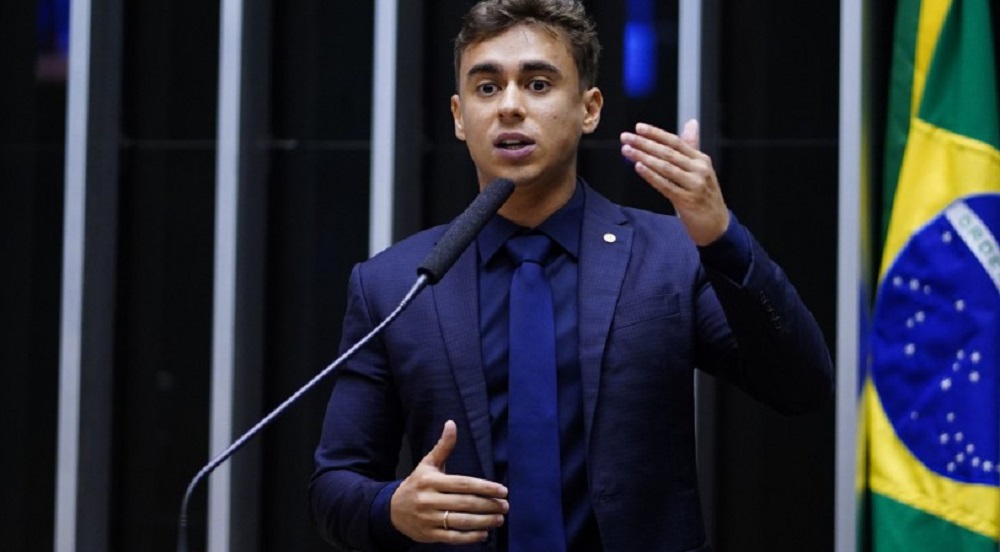 Nikolas Ferreira falando e gesticulando