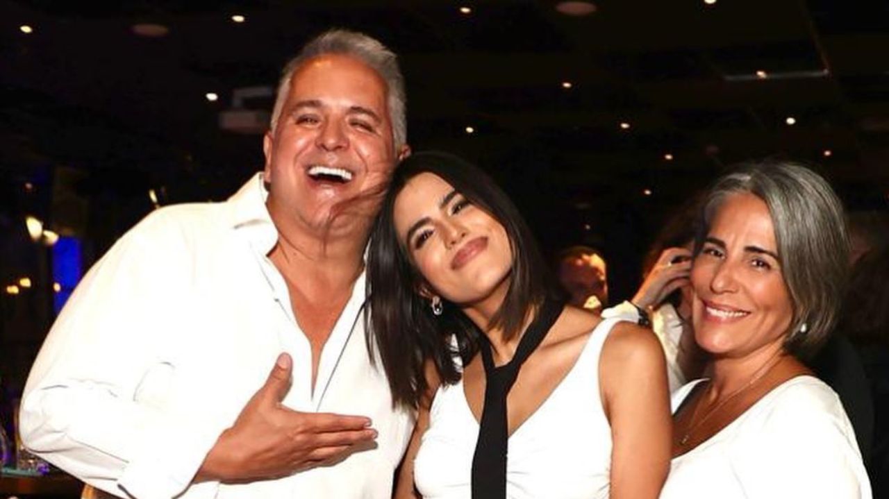 Orlando Morais, Anttónia Morais e Gloria Pires sorrindo, de roupas brancas