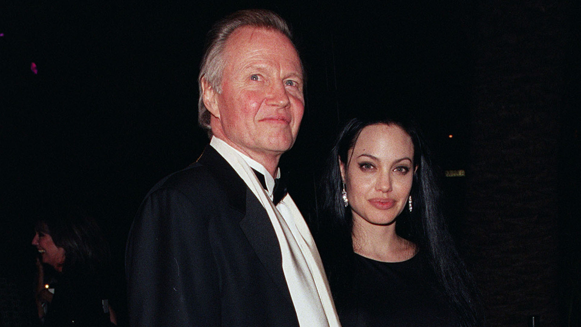 Jon Voight e Angelina Jolie em foto antiga, os dois sem sorrir