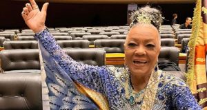 Vilma Nascimento sorrindo com braços abertos