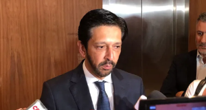 Ricardo Nunes falando para vários microfones