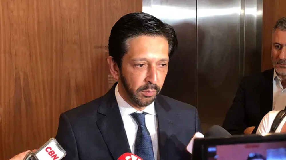 Ricardo Nunes falando para vários microfones