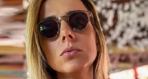 Vaneza Lobão de óculos escuros e roupa coral