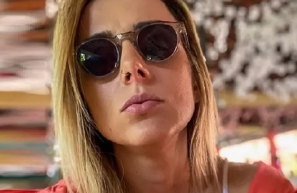 Vaneza Lobão de óculos escuros e roupa coral