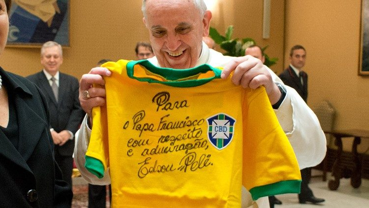 Papa Francisco sorrindo com camisa da seleção brasileira autografada por Pelé