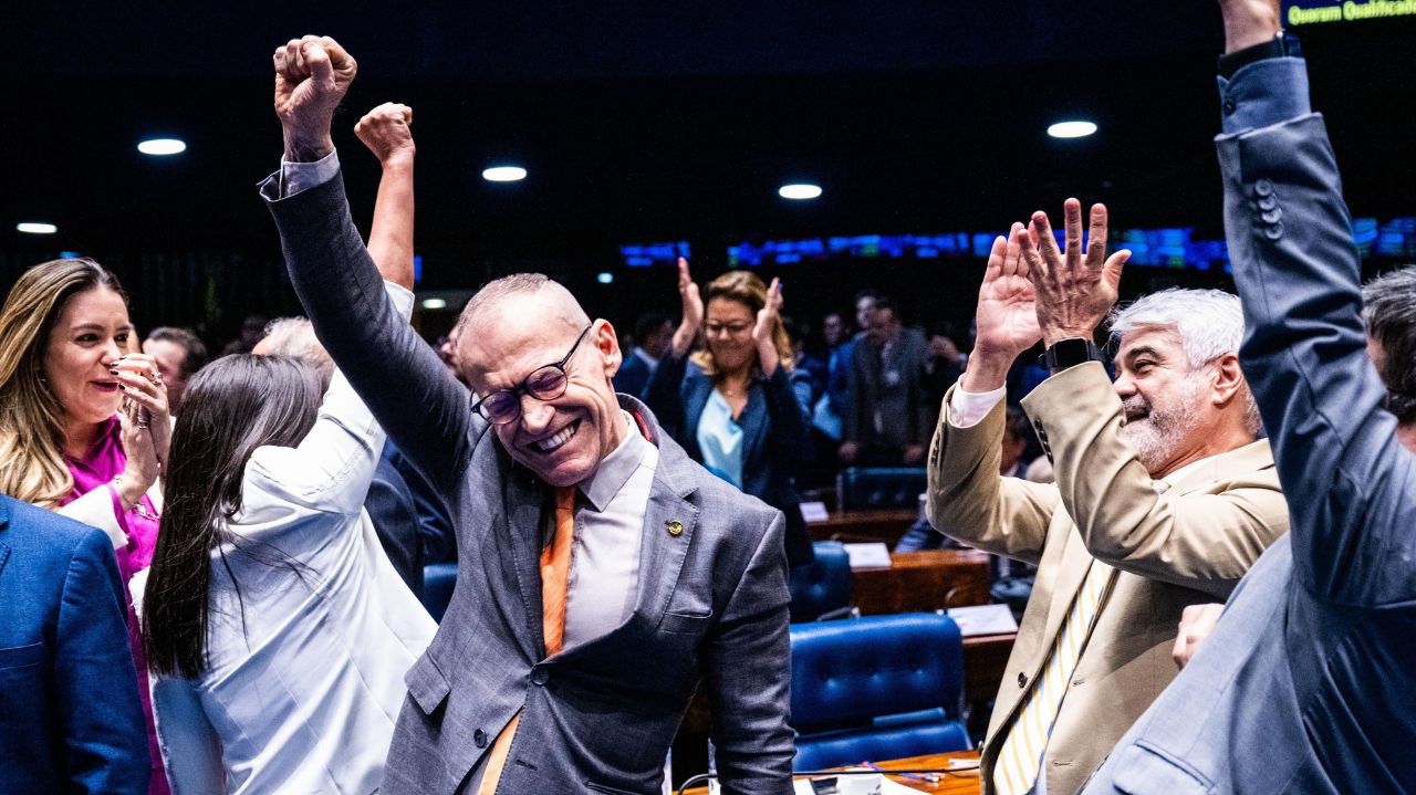 Parlamentares comemorando no Senado