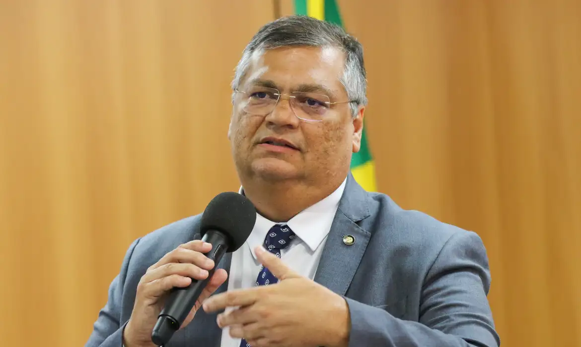 Flávio Dino falando e gesticulando