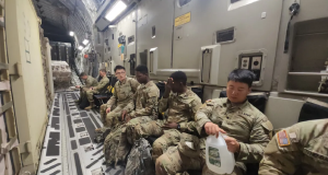 Militares norte-americanos fardados e sentados lado a lado
