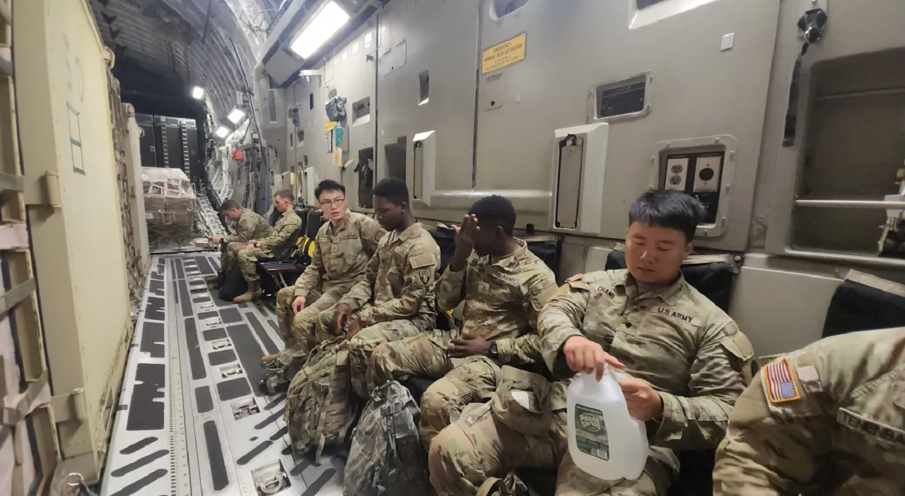 Militares norte-americanos fardados e sentados lado a lado