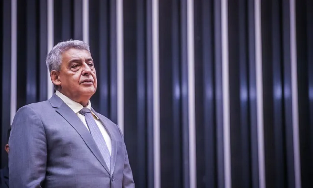 Sebastião Melo falando, com expressão de desânimo, e roupa formal cinza