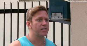 Sergio Hondjakoff falando, de camiseta azul