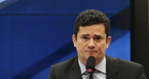 Sergio Moro com expressão de decepção