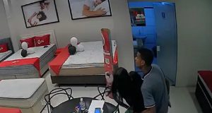 Homem tentando imobilizar vendedora em loja de colchão