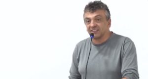 Léo Mota falando de blusa de frio cinza