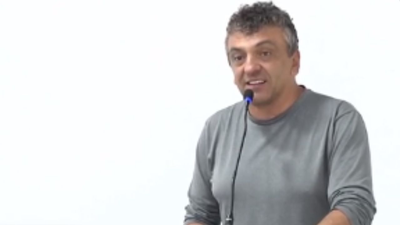 Leo Mota falando de blusa de frio cinza