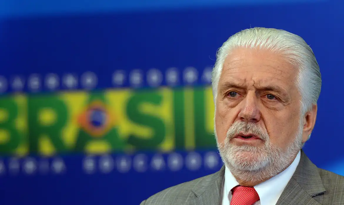 Jaques Wagner falando com expressão séria