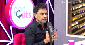 Zezé Di Camargo de roupa preta, falando e gesticulando, em estúdio de podcast