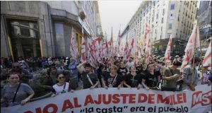 Povo argentino com faixas em manifestação