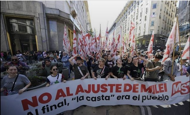 Povo argentino com faixas em manifestação