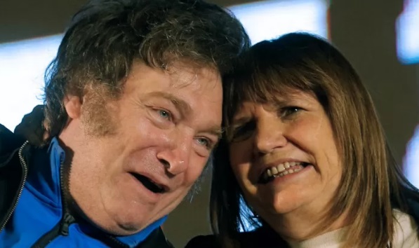 Javier Milei e Patricia Bullrich conversando e rindo