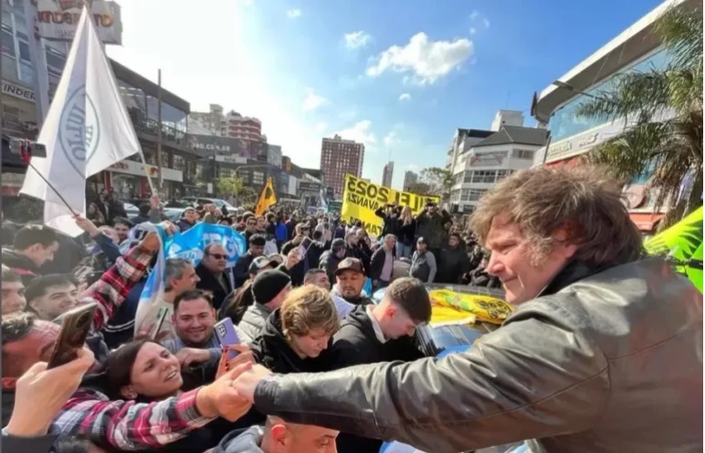 Javier Milei cumprimentando apoiadores