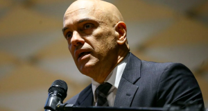 Alexandre de Moraes com expressão séria