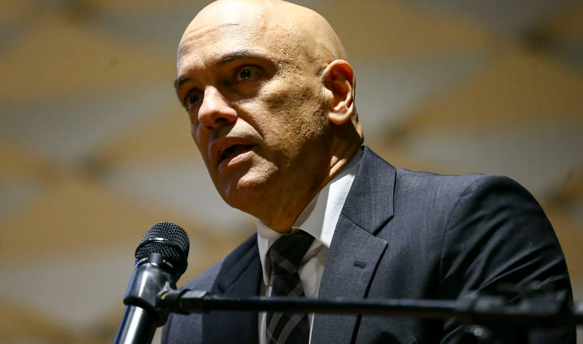 Alexandre de Moraes com expressão séria