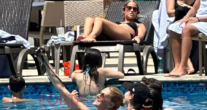 Ana Hickmann e Edu Guedes na piscina