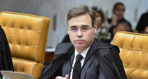 André Mendonça com expressão séria e de óculos