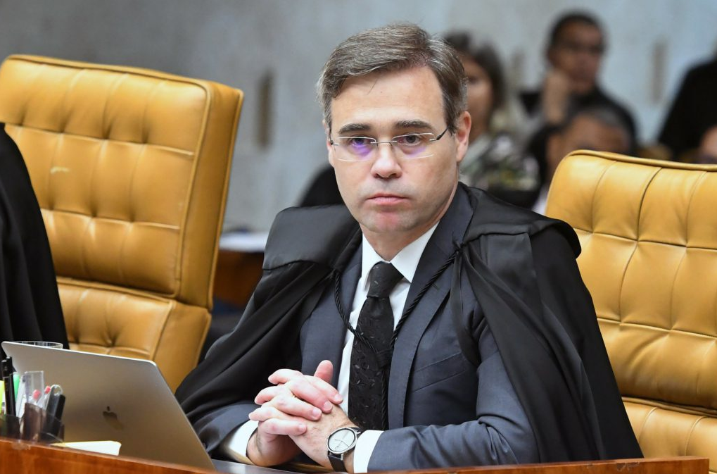 André Mendonça com expressão séria e de óculos