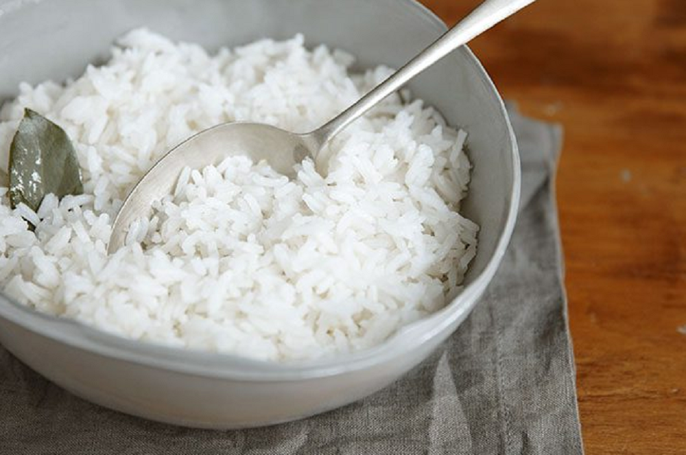 Pote cheio de arroz branco