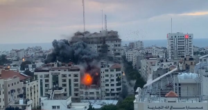 Prédio pegando fogo em Gaza