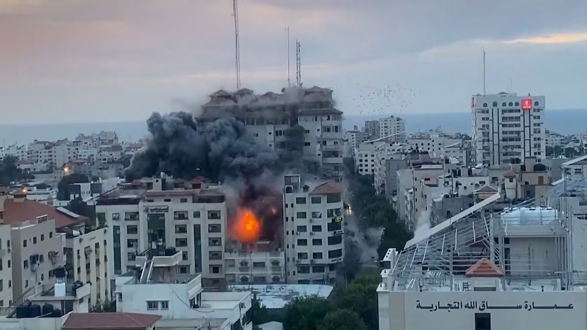 Prédio pegando fogo em Gaza