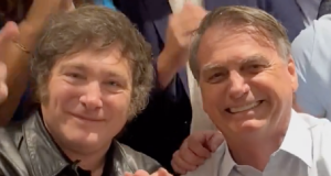 Milei e Bolsonaro posando para foto juntos