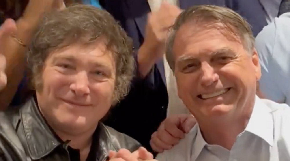 Milei e Bolsonaro posando para foto juntos