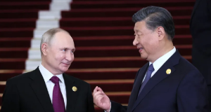 O comércio entre Rússia e China bateu o recorde de mais de 200 bilhões de dólares, antecipando a meta estipulada para 2024 - Sergei Savostyanov/POOL-AFP