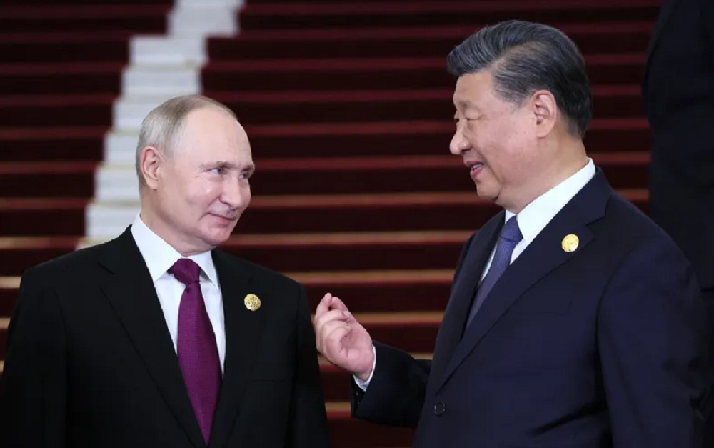 O comércio entre Rússia e China bateu o recorde de mais de 200 bilhões de dólares, antecipando a meta estipulada para 2024 - Sergei Savostyanov/POOL-AFP