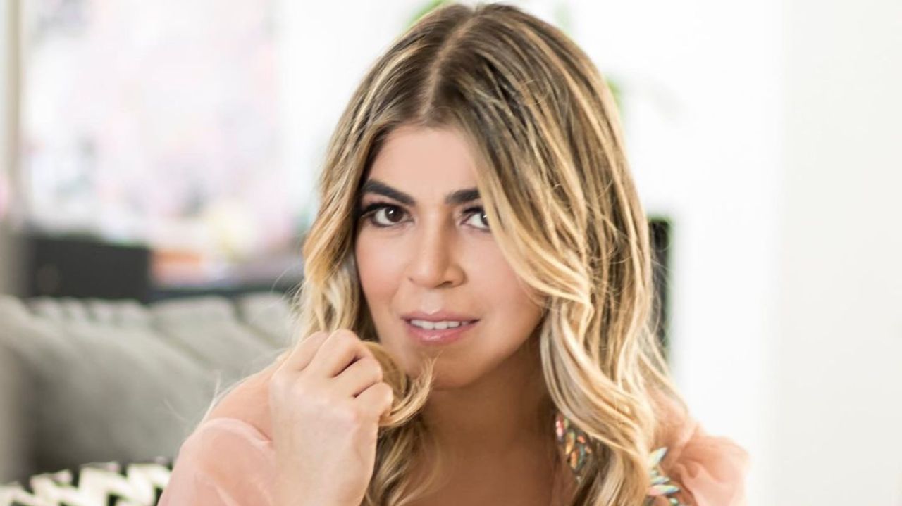 Bruna Surfistinha fazendo carão, vestindo roupa rosa e de cabelo solto