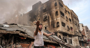 Homem com expressão de desespero em meio a escombros em Gaza