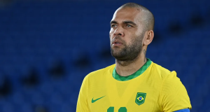 Daniel Alves com a camisa da seleção brasileira e expressão de apreensão