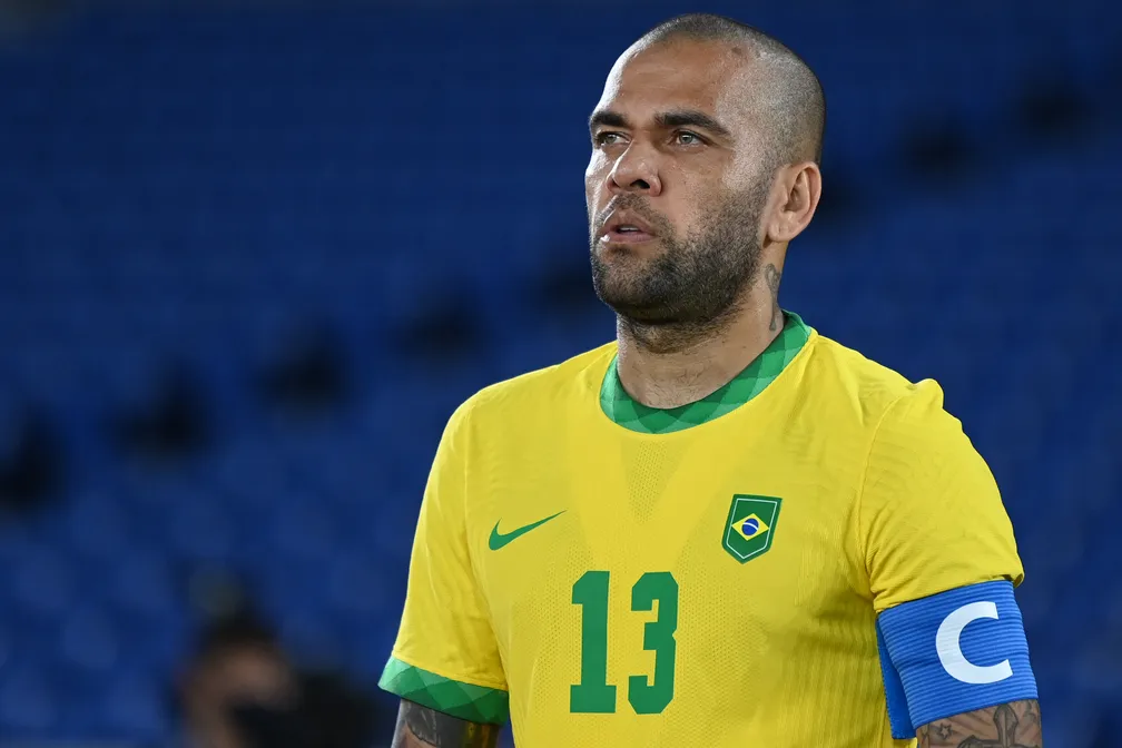 Daniel Alves com a camisa da seleção brasileira e expressão de apreensão