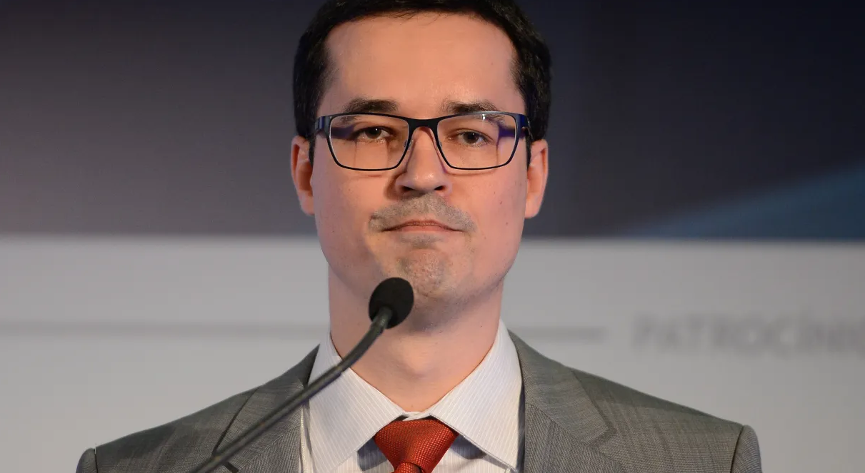 Deltan Dallagnol com expressão de decepção