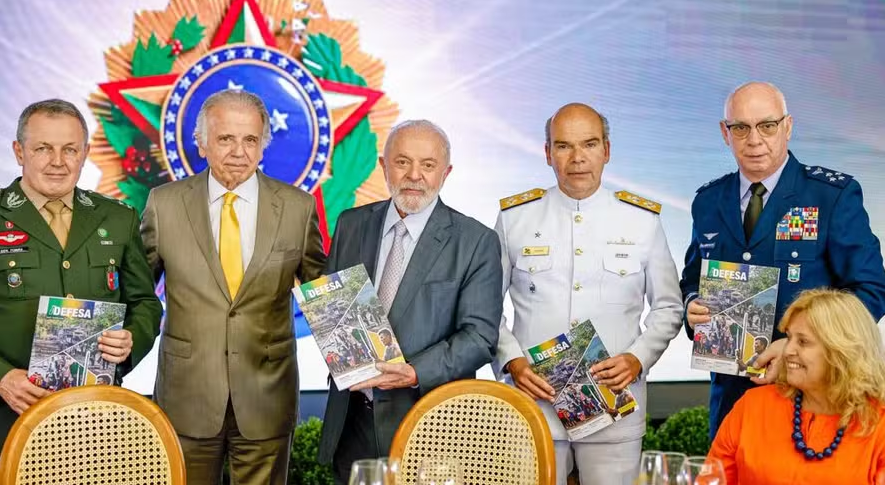 Lula posando e sorrindo com Mucio e oficiais
