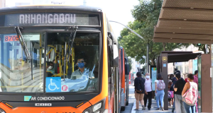 Ônibus com destino ao Anhangabaú parado em ponto cheio de pessoas