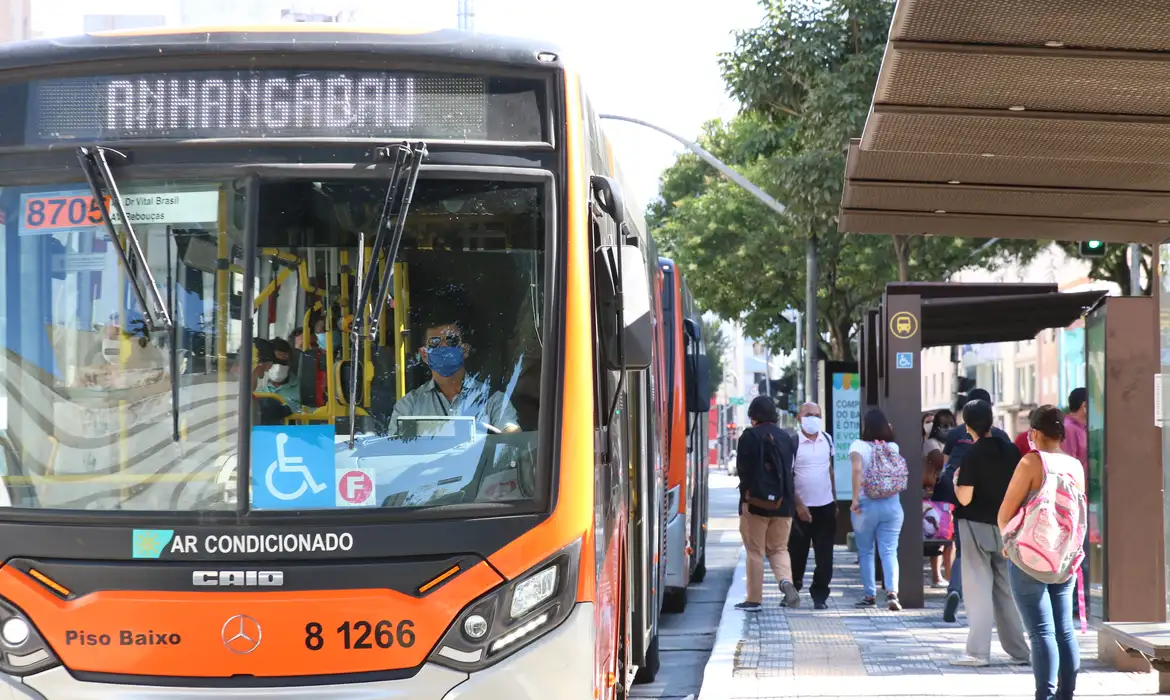 Ônibus com destino ao Anhangabaú parado em ponto cheio de pessoas