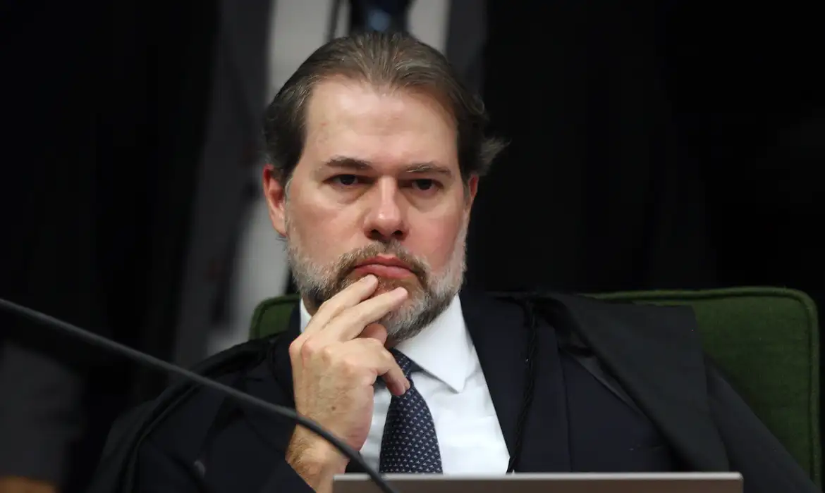 Dias Toffoli com expressão pensativa e mão no queixo