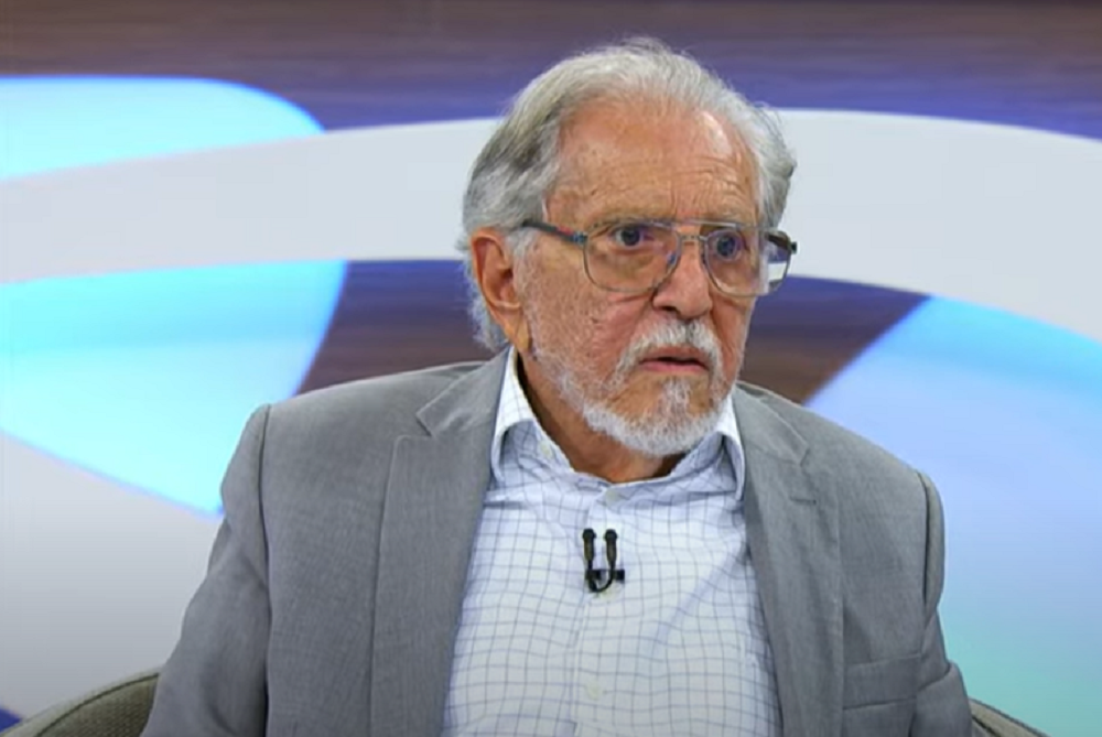 Carlos Alberto de Nóbrega olhando para o lado com cara de espanto, de roupa cinza