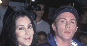 Cher posando para foto ao lado do filho Elijah Blue Allman