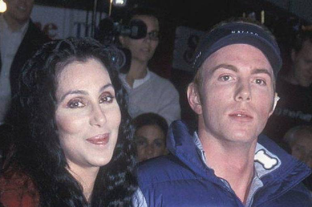 Cher posando para foto ao lado do filho Elijah Blue Allman