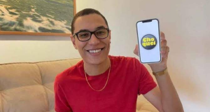 Raphael Sousa de camisa vermelha segurando celular com o logo da Choquei